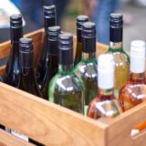 découvrez les méthodes de fraude dans le vin, les signes de contrefaçon et les moyens de protéger les acheteurs et les professionnels.