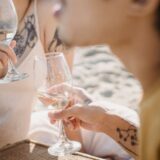 découvrez les attentes, les habitudes et les nouvelles tendances qui façonnent la relation des jeunes consommateurs au vin.
