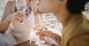 découvrez les attentes, les habitudes et les nouvelles tendances qui façonnent la relation des jeunes consommateurs au vin.
